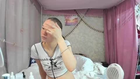 leila_bambi_ online show from April 15, 1:01 am