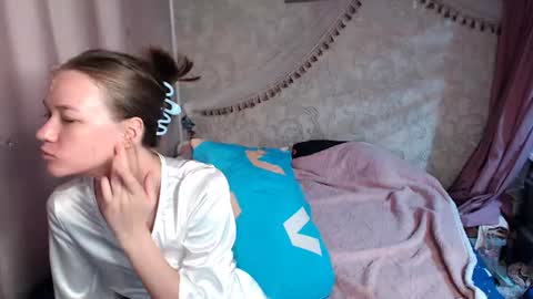 leila_bambi_ online show from August 5, 12:02 am