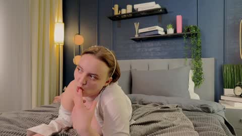 Lela online show from January 9, 3:15 am