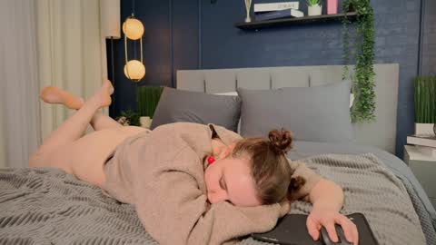 Lela online show from January 29, 4:15 am