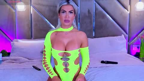 Snapshot of lellie_ chatting on September 24, 5:27 pm Carlaa online show from September 24, 5:27 pm