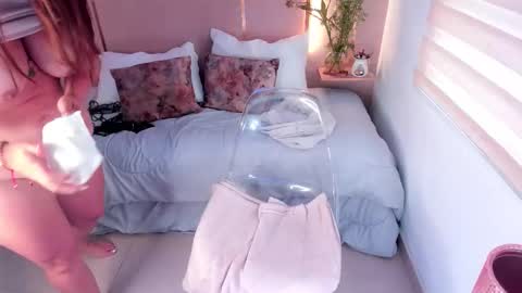 Snapshot of lena_paulxo chatting on February 17, 2:24 pm Lena Paul online show from February 17, 2:24 pm