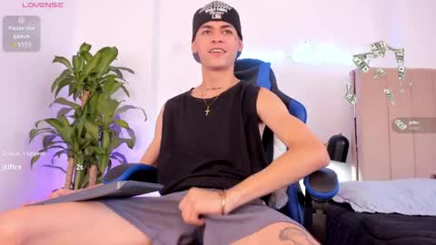 Snapshot of lennercollins_ chatting on May 20, 3:51 pm Lenner INDEPENDENT MODEL online show from May 20, 3:51 pm