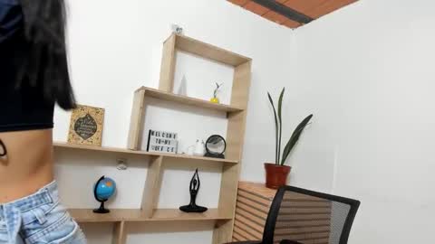 Snapshot of lennox_amy chatting on May 18, 1:17 pm lennox_amy online show from May 18, 1:17 pm