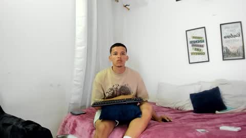 Snapshot of lenseu chatting on December 16, 3:28 pm LENSEU online show from December 16, 3:28 pm