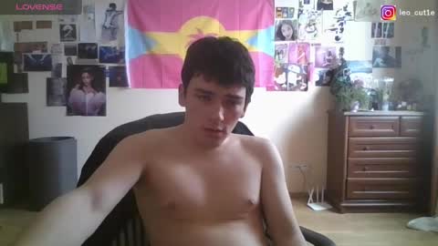 Snapshot of leo_cutie chatting on March 21, 9:47 am leo_cutie online show from March 21, 9:47 am