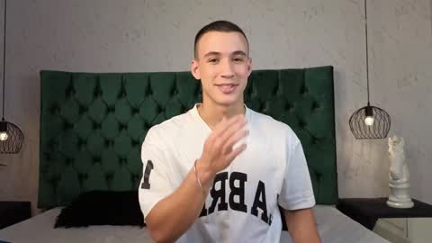 Snapshot of leo_delvey chatting on December 10, 1:22 am leo online show from December 10, 1:22 am