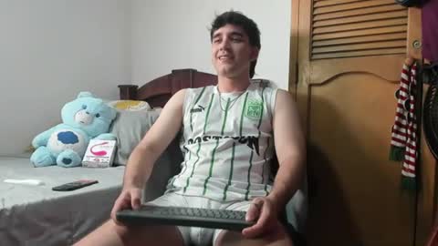 Snapshot of leo_jones389 chatting on June 21, 11:29 pm Leo Jones online show from June 21, 11:29 pm