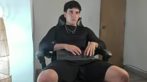 Snapshot of leo_jones389 chatting on July 2, 11:33 pm Leo Jones online show from July 2, 11:33 pm