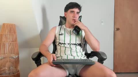 Snapshot of leo_jones389 chatting on July 18, 2:49 am Leo Jones online show from July 18, 2:49 am