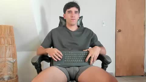 Snapshot of leo_jones389 chatting on July 19, 9:29 pm Leo Jones online show from July 19, 9:29 pm