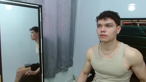 Snapshot of leo_morris chatting on December 21, 2:15 pm leo_morris online show from December 21, 2:15 pm