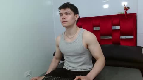 Snapshot of leo_morris chatting on January 3, 1:03 pm leo_morris online show from January 3, 1:03 pm