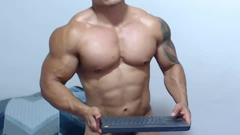 Snapshot of leo_muscleboy chatting on May 27, 2:30 am Leo online show from May 27, 2:30 am