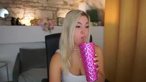 Snapshot of leokitty_ chatting on November 18, 2:10 pm leokitty online show from November 18, 2:10 pm