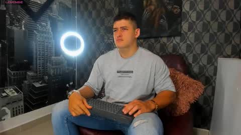 Snapshot of leon_ssmoron chatting on November 30, 6:12 pm Leon Smoron online show from November 30, 6:12 pm