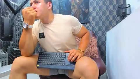 Snapshot of leon_ssmoron chatting on December 15, 10:47 pm Leon Smoron online show from December 15, 10:47 pm