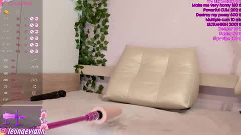 Leona Follow my Fansly online show from September 25, 5:00 am