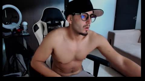 leonandresough online show from October 15, 7:14 pm