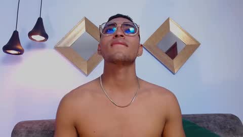 Snapshot of leondisanto chatting on December 5, 6:37 pm Leon online show from December 5, 6:37 pm