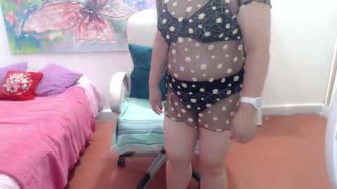 leonela   online show from January 12, 1:00 am