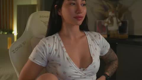 Snapshot of leoramallis chatting on November 24, 5:23 pm Leora online show from November 24, 5:23 pm