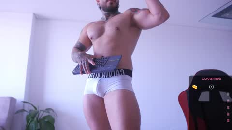 Snapshot of leosalvatore_ chatting on May 16, 4:39 pm Leo Salvatore online show from May 16, 4:39 pm