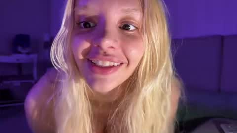 Snapshot of lesi_moonie chatting on July 14, 12:35 am Lesi Join my fanclub before use my fanmenu online show from July 14, 12:35 am