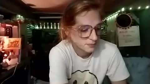 Snapshot of lesleygumgrass chatting on November 18, 11:59 pm LesleyGumGrass- The Boring Trans girl online show from November 18, 11:59 pm