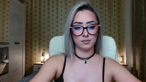leslie_secret online show from October 20, 9:15 pm