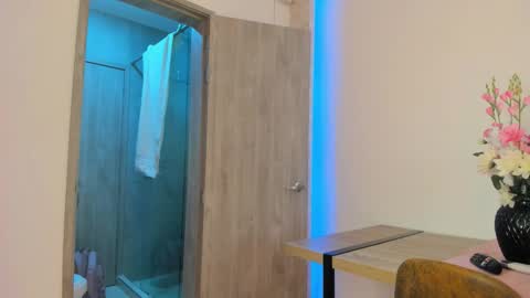 LeslieBush online show from November 21, 8:18 pm