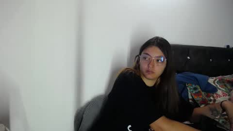 lessliee online show from December 18, 10:51 am