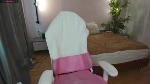 Snapshot of lesya_flin chatting on October 31, 9:21 am Lesya online show from October 31, 9:21 am