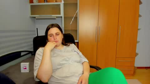 Snapshot of letticams chatting on June 5, 6:52 am Naomi online show from June 5, 6:52 am