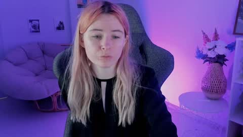 Snapshot of lexiwenford chatting on December 13, 3:27 am Lexi Wenford NO NUDE GODDESS online show from December 13, 3:27 am