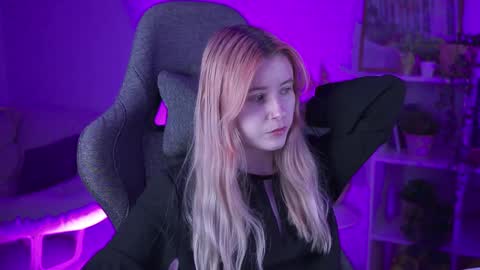 Snapshot of lexiwenford chatting on December 13, 6:31 am Lexi Wenford NO NUDE GODDESS online show from December 13, 6:31 am