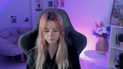 Snapshot of lexiwenford chatting on December 16, 2:47 am Lexi Wenford NO NUDE GODDESS online show from December 16, 2:47 am