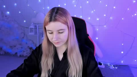 Snapshot of lexiwenford chatting on December 17, 4:01 am Lexi Wenford NO NUDE GODDESS online show from December 17, 4:01 am