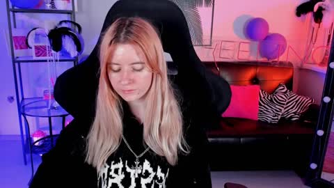 Snapshot of lexiwenford chatting on December 19, 6:01 am Lexi Wenford NO NUDE GODDESS online show from December 19, 6:01 am