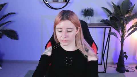 Snapshot of lexiwenford chatting on December 20, 8:49 am Lexi Wenford NO NUDE GODDESS online show from December 20, 8:49 am