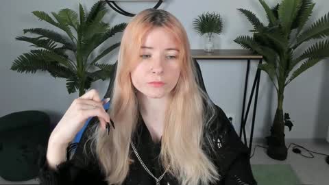 Snapshot of lexiwenford chatting on December 24, 6:00 am Lexi Wenford NO NUDE GODDESS online show from December 24, 6:00 am