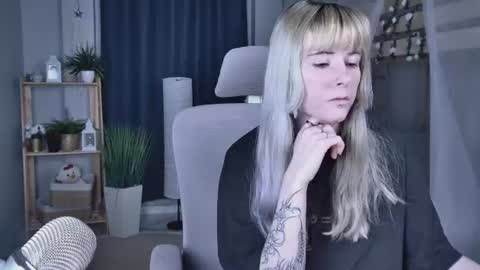 Snapshot of lexiwenford chatting on June 15, 4:58 am Lexi Wenford NO NUDE GODDESS online show from June 15, 4:58 am