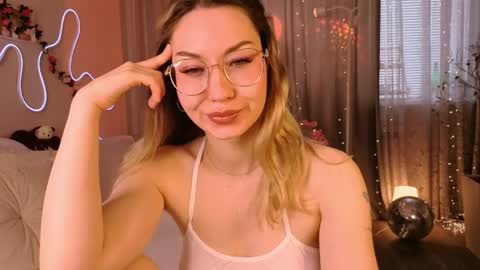 Snapshot of leyalayla chatting on April 10, 5:01 am Lily online show from April 10, 5:01 am