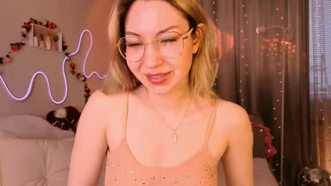Snapshot of leyalayla chatting on April 11, 7:45 am Lily online show from April 11, 7:45 am