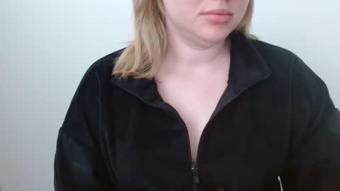 Snapshot of leyla_le chatting on May 19, 5:25 am Leyla online show from May 19, 5:25 am