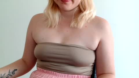 Snapshot of leyla_le chatting on August 4, 5:54 am Leyla online show from August 4, 5:54 am