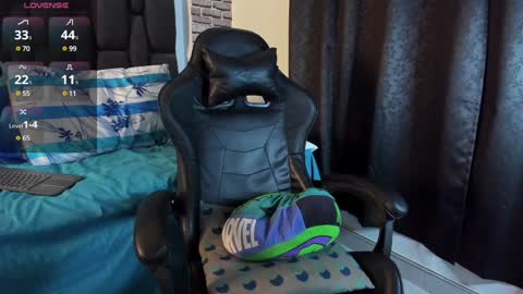 Snapshot of leyton_flexx chatting on December 4, 2:53 am L E Y T O N online show from December 4, 2:53 am