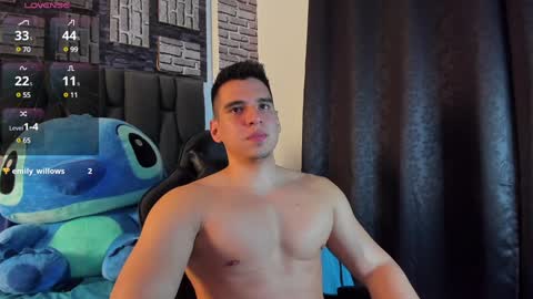 Snapshot of leyton_flexx chatting on December 5, 1:14 am L E Y T O N online show from December 5, 1:14 am