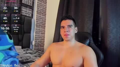 Snapshot of leyton_flexx chatting on February 20, 12:19 am L E Y T O N online show from February 20, 12:19 am