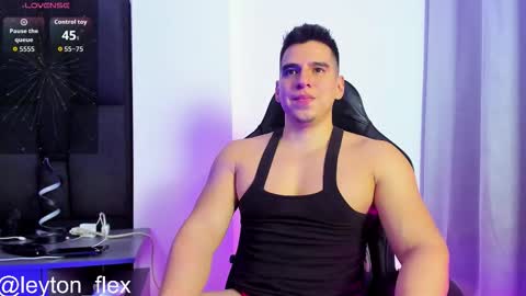 Snapshot of leyton_flexx chatting on October 8, 1:03 am L E Y T O N online show from October 8, 1:03 am